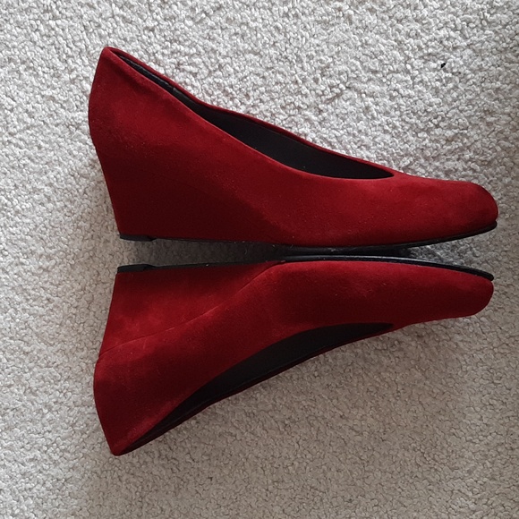 STUART WEITZMAN Gorgeous Rich Burgundy Red Suede Wedge Pumps - Near New - Picture 10 of 17